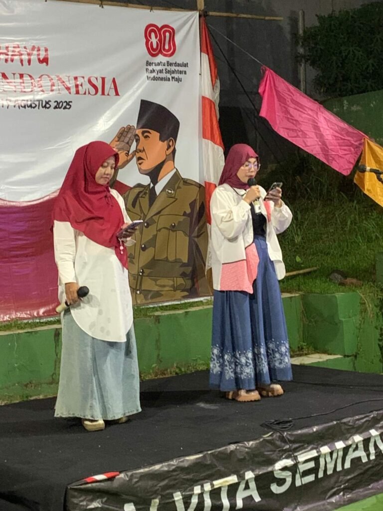 Para MC Fany Dan Putri Sedang Membuka Acara Karaoke