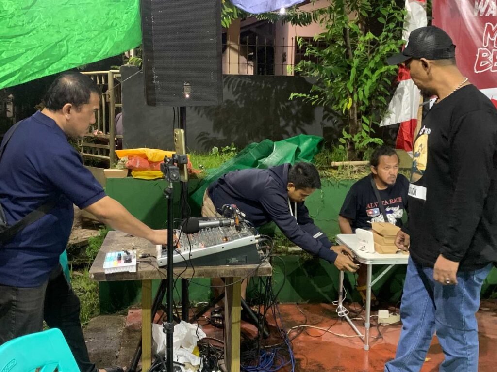 Para Crew Yang Bertugas Di Balik Layar