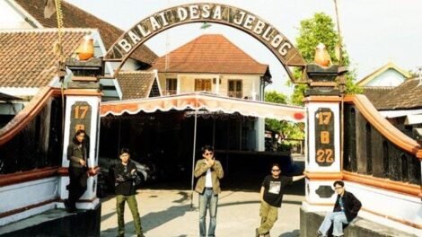 The Jeblogs dalam sesi foto bersama fotografer Raka Syahreza berpose di depan Balai Desa Jeblog, Kecamatan Karang Anom, Kabupaten Klaten, Jawa Tengah yang bersejarah dalam perjalanan band mereka. (Foto: Raka Syahreza)