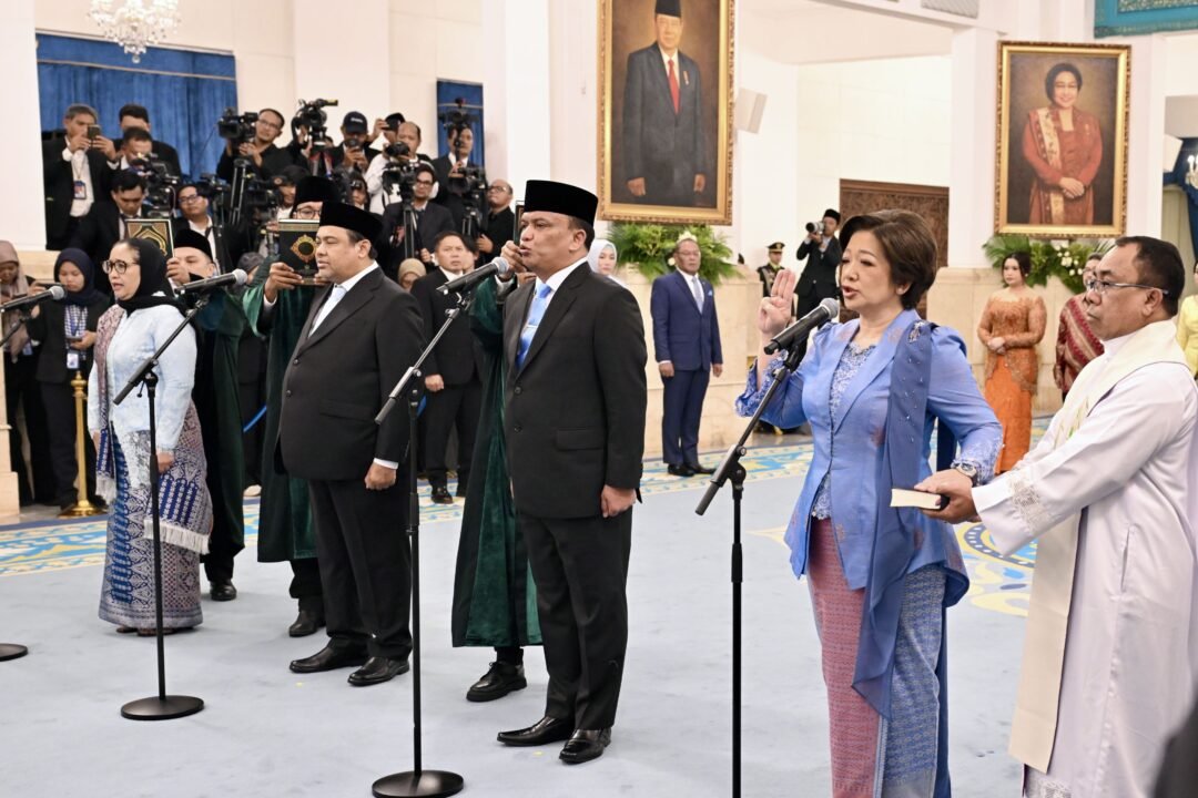 Kepala Badan Gizi Nasional (BGN) Nanik S. Deyang (kedua kiri) bersama Wakil Kepala BGN Agustina Arumsari (kedua kanan) dan Trenggono (ketiga kanan) mengucap sumpah saat dilantik di Istana Negara, Jakarta, Senin (8/6/2026).