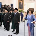 Kepala Badan Gizi Nasional (BGN) Nanik S. Deyang (kedua kiri) bersama Wakil Kepala BGN Agustina Arumsari (kedua kanan) dan Trenggono (ketiga kanan) mengucap sumpah saat dilantik di Istana Negara, Jakarta, Senin (8/6/2026).