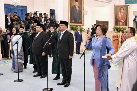 Kepala Badan Gizi Nasional (BGN) Nanik S. Deyang (kedua kiri) bersama Wakil Kepala BGN Agustina Arumsari (kedua kanan) dan Trenggono (ketiga kanan) mengucap sumpah saat dilantik di Istana Negara, Jakarta, Senin (8/6/2026).
