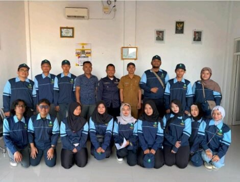 Anggota KKN bersama pemerintahan Desa Kalianyar.