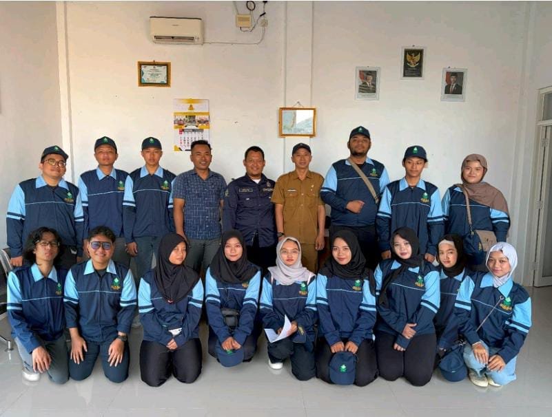 Anggota KKN bersama pemerintahan Desa Kalianyar.