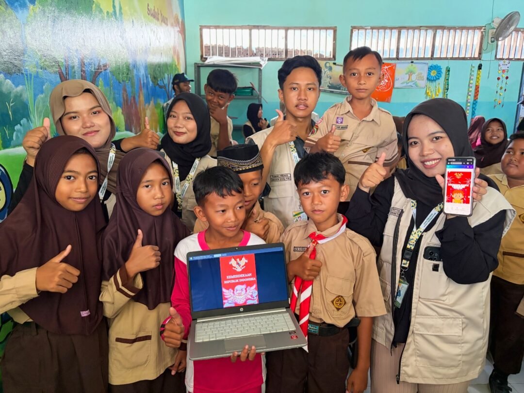 Mahasiswa KKN beserta siswa-siswa SDN 1 Kalianyar belajar membuat poster.