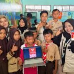 Mahasiswa KKN beserta siswa-siswa SDN 1 Kalianyar belajar membuat poster.