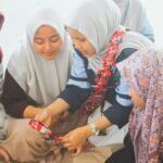 Mahasiswa KKN UIN Walisongo ajarkan kerajinan tangan kepada santri.