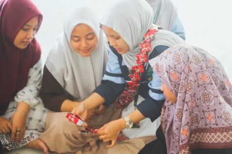 Mahasiswa KKN UIN Walisongo ajarkan kerajinan tangan kepada santri.