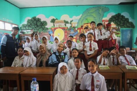 Mahasiswa KKN UIN Walisongo bersama Siswa SDN Wonoyoso setalh pelatihan desain menggunakan aplikasi Canva.