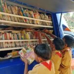 Siswa SDN 1 Donosari sedang membaca buku di perpustakaan keliling