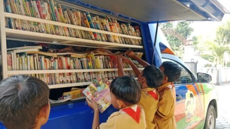 Siswa SDN 1 Donosari sedang membaca buku di perpustakaan keliling